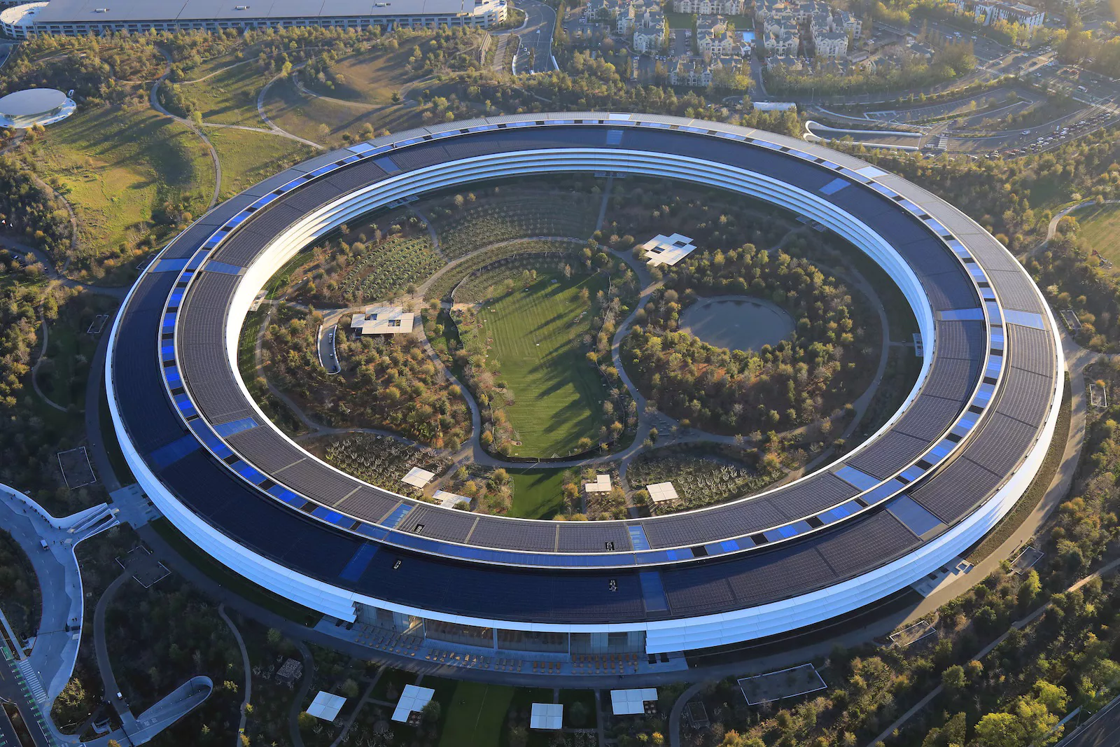 Apple представи „шокиращи доказателства“ срещу бивш служител, обвинен в кражба на фирмени данни за OpenAI